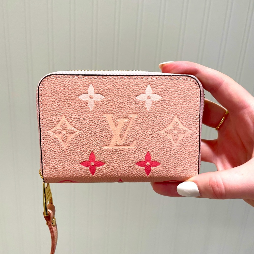NWT LV “by the pool” Emprente
